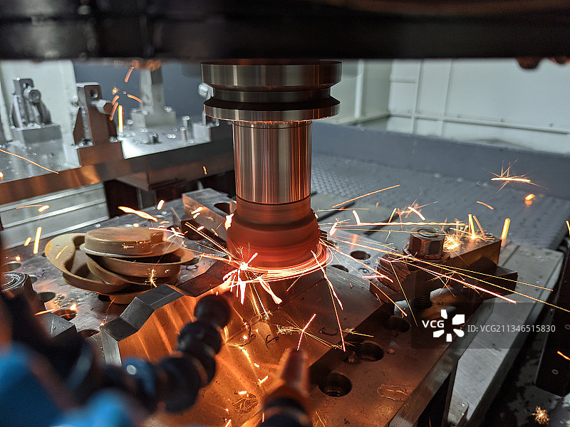 工人在工厂焊接金属图片素材