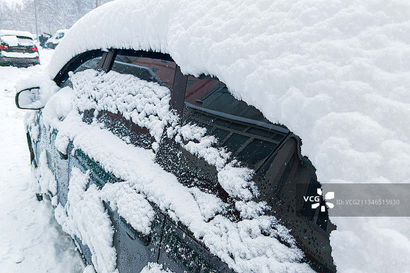 雪原上被雪覆盖的汽车的高角度视图图片素材