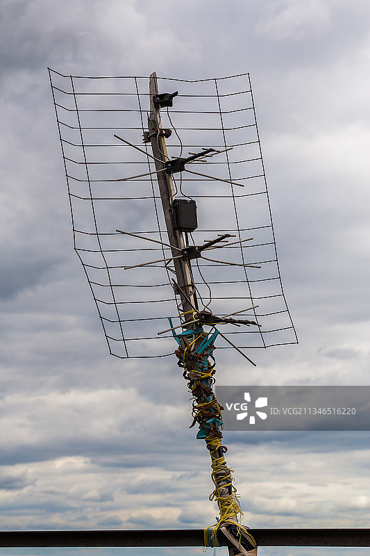 天空背景下的天线仰视角度图片素材