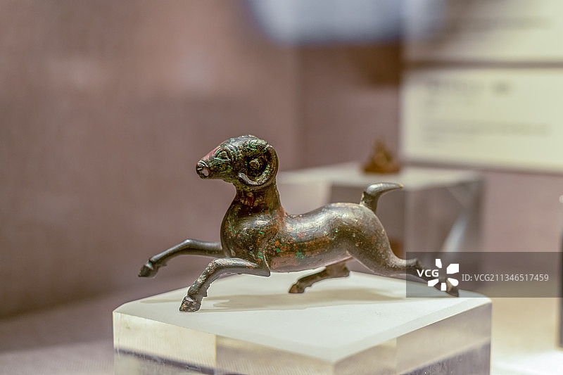 中国河南郑州河南博物院内的汉代铜奔羊图片素材