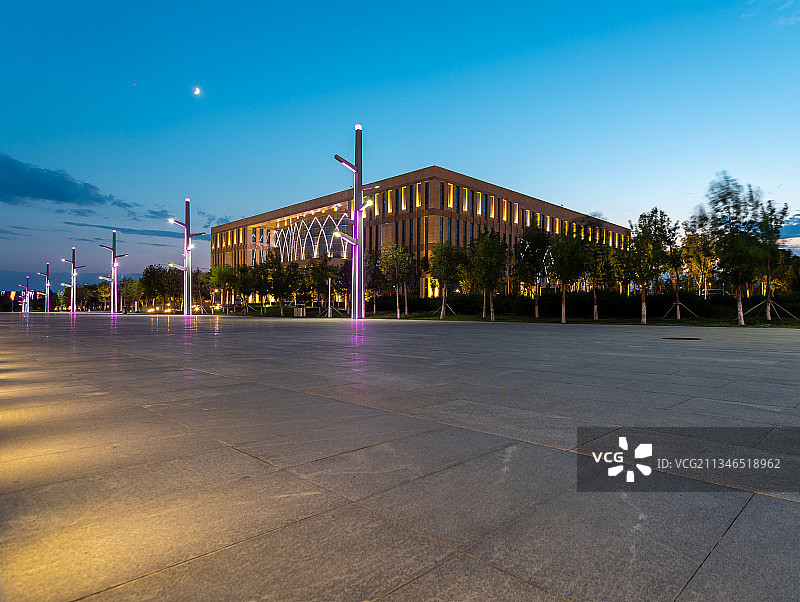 克拉玛依广场建筑、路灯、夜景图片素材