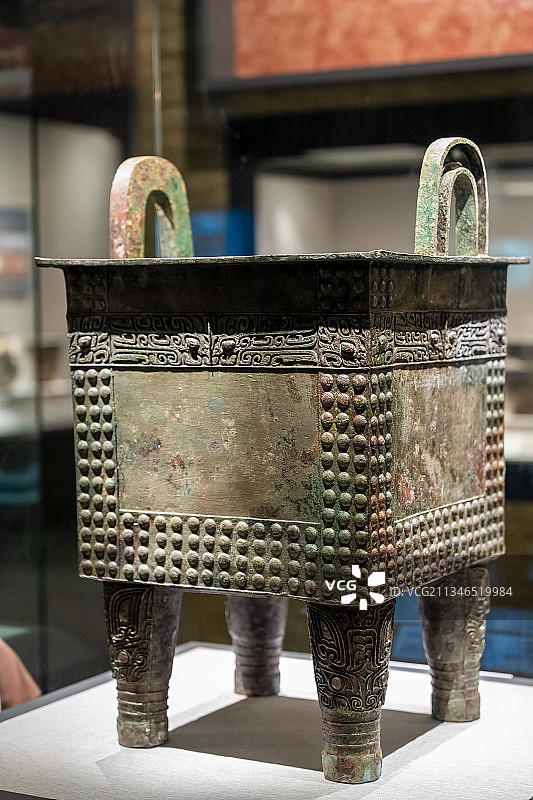 中国河南郑州河南博物院内的杜岭方鼎图片素材