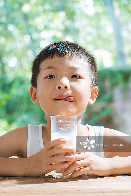 快乐的小孩和一杯牛奶图片素材