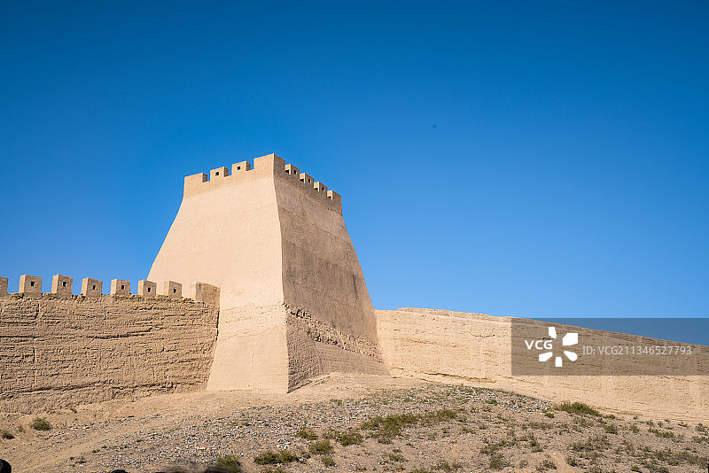 中国甘肃省雄伟的嘉峪关长城的城楼图片素材