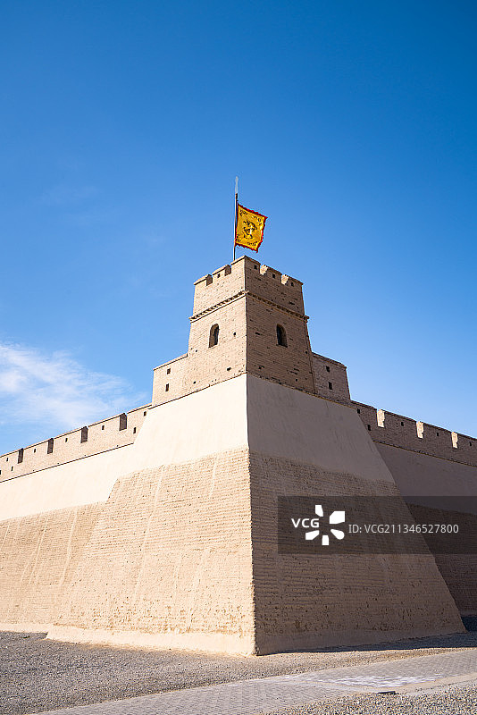 中国甘肃省雄伟的嘉峪关长城的城楼图片素材
