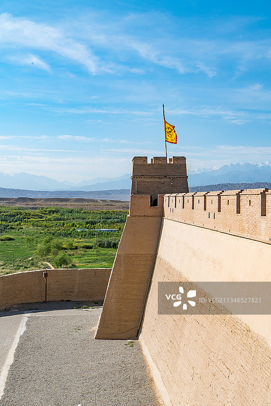 中国甘肃省雄伟的嘉峪关长城的城楼图片素材