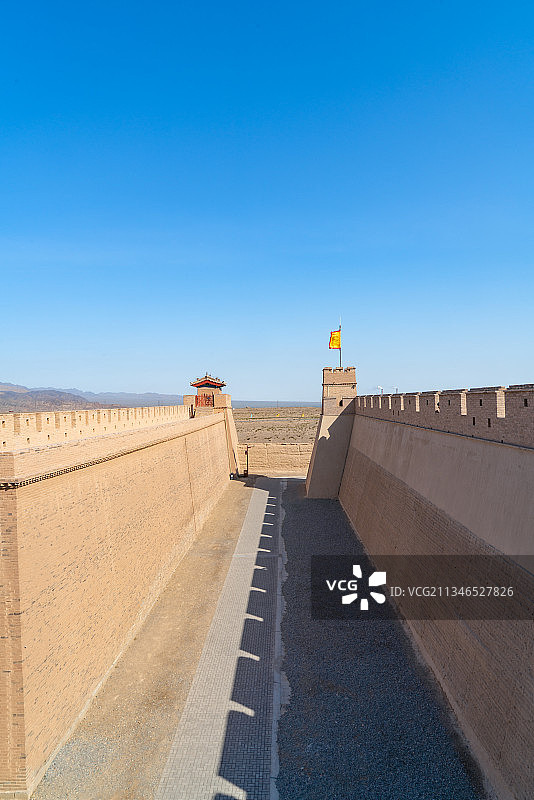 中国甘肃省雄伟的嘉峪关长城的城楼图片素材