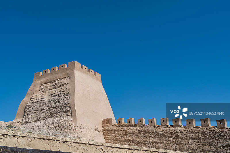 中国甘肃省雄伟的嘉峪关长城的城楼图片素材