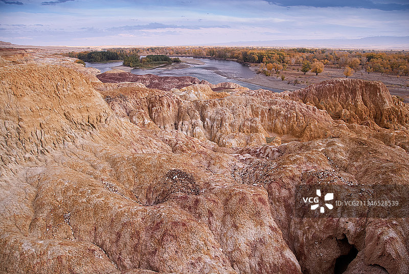 新疆阿勒泰地区布尔津县，五彩滩，五彩河岸，彩色丘陵，灯塔图片素材