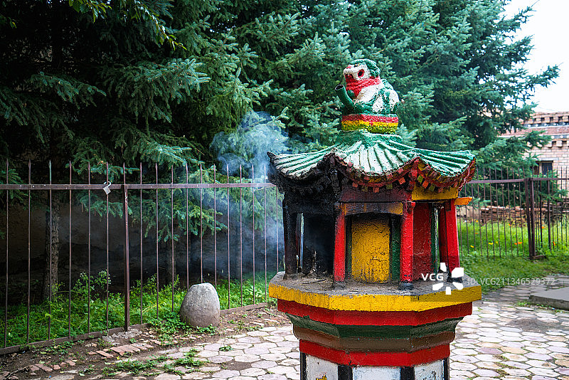 中国青海省阿柔大寺中的焚香炉图片素材