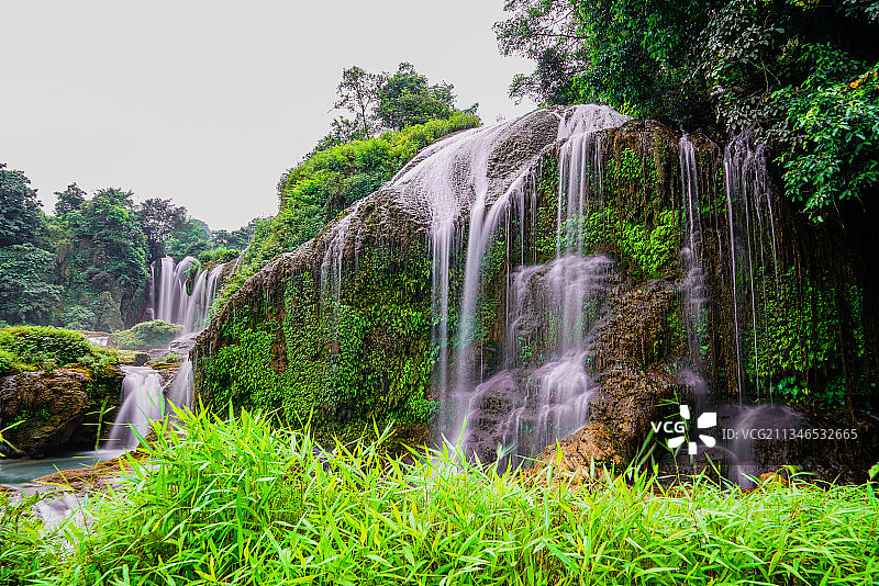 广西德天瀑布溪水图片素材