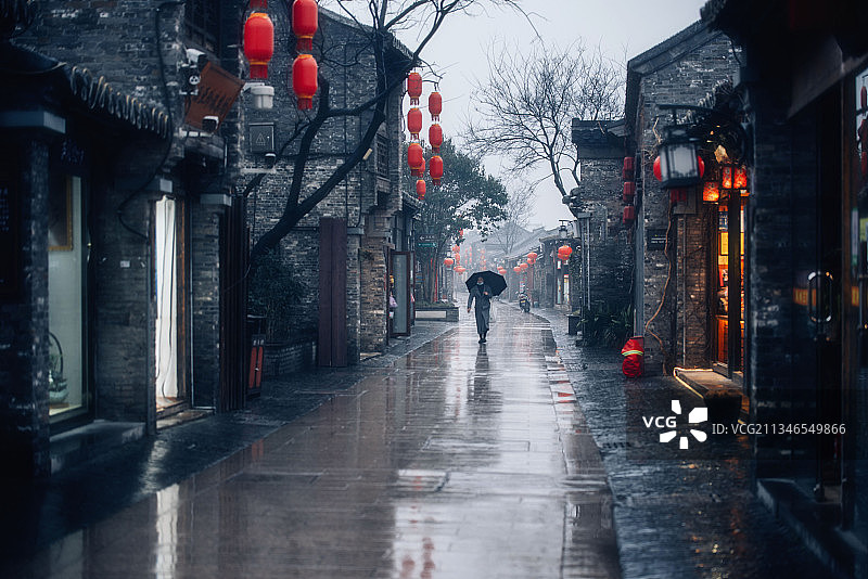 扬州 雨中东关街 古建筑 老街 雨雾 中国文化图片素材