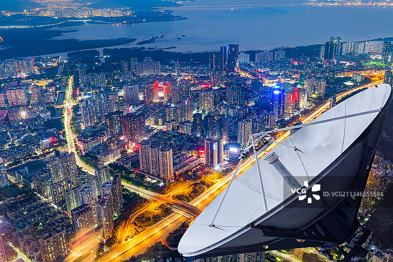 信号接收器和城市高层建筑图片素材