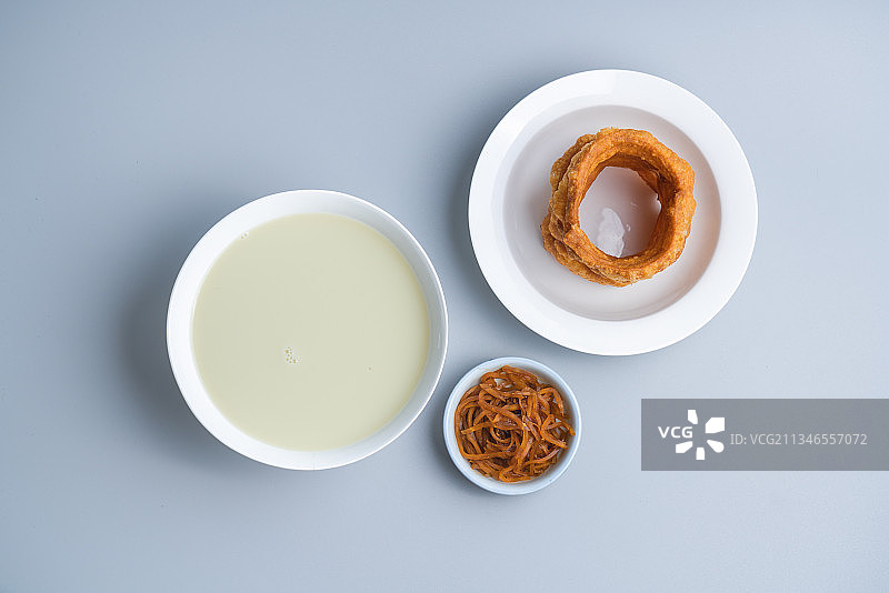 中国传统美食老北京豆汁和焦圈咸菜图片素材