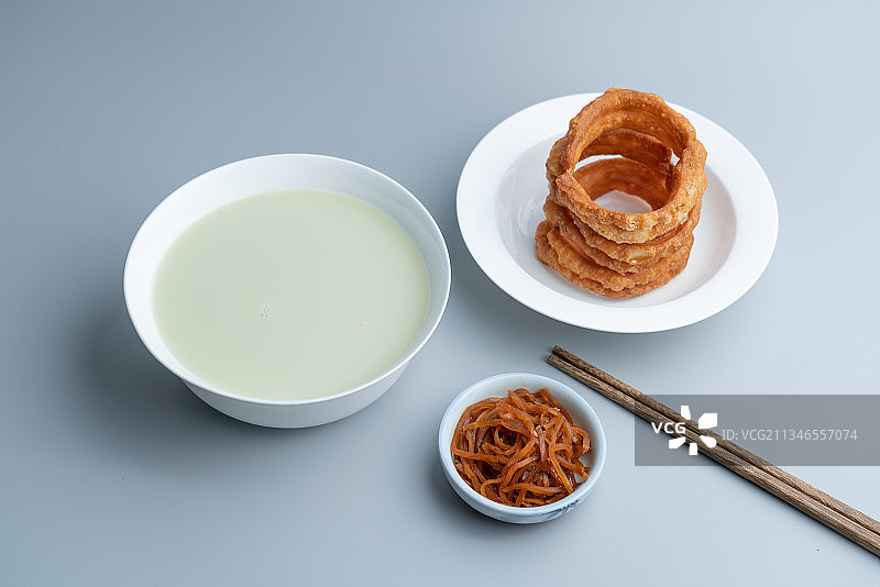 中国传统美食老北京豆汁和焦圈咸菜图片素材