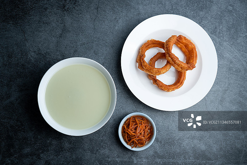 中国传统美食老北京豆汁和焦圈咸菜图片素材
