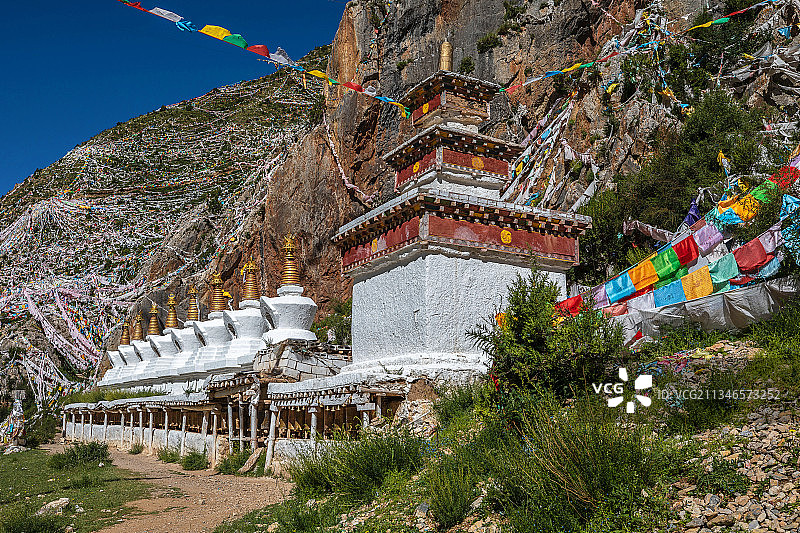 藏传佛教塔、转经廊图片素材