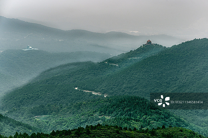 被薄雾笼罩的北京香山图片素材