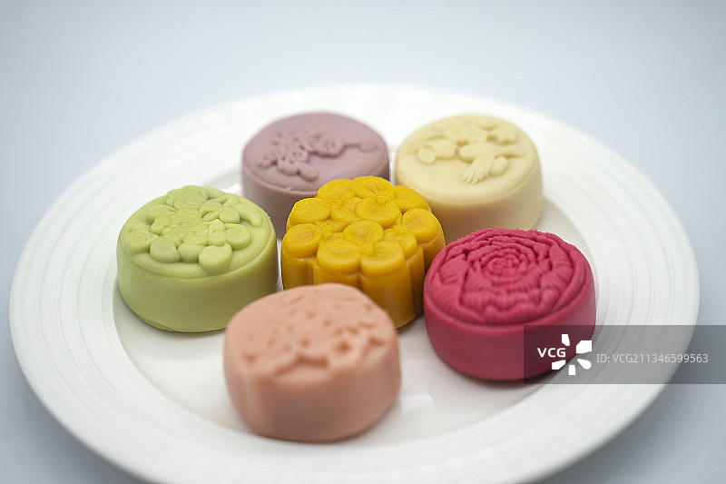 色彩造型各异的新式月饼图片素材