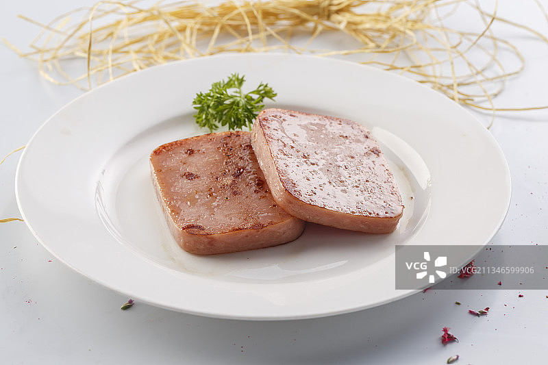 精美餐具装的铁板香煎椒盐午餐肉图片素材