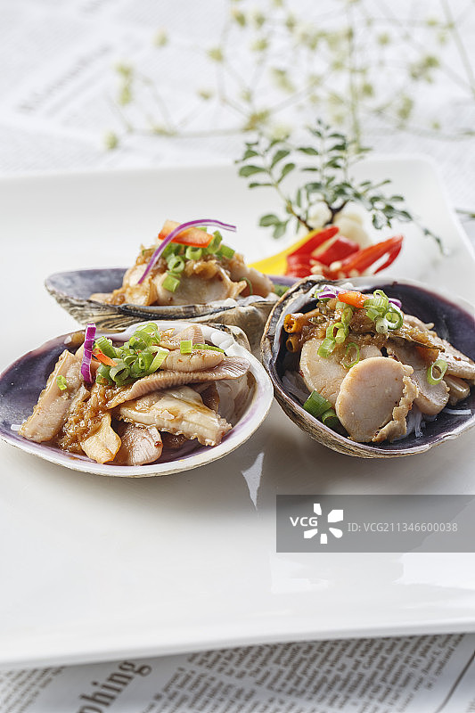 白色瓷盘装的铁板香辣天鹅蛋图片素材