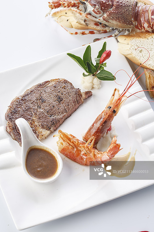 精美餐具装的法式铁板美洲大虾牛排图片素材