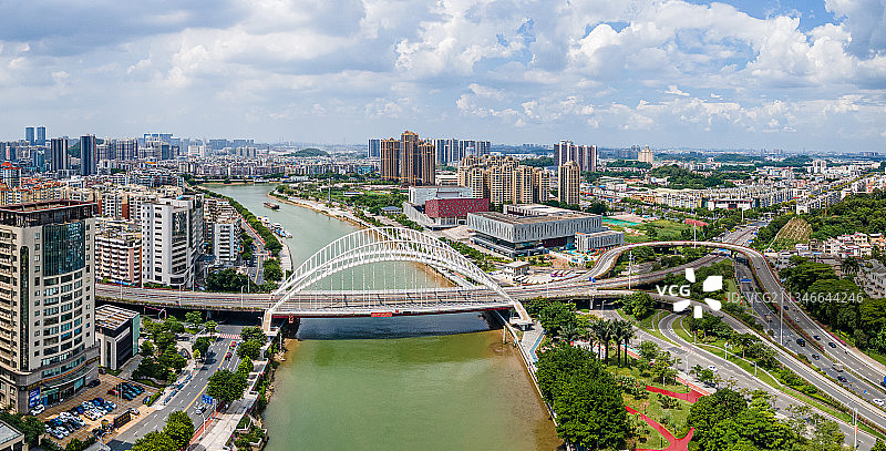广东省江门市东华大桥城市天际线图片素材