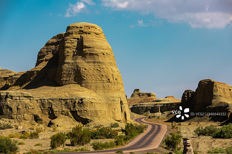 克拉玛依乌尔禾魔鬼城、汽车广告背景图、路、景区道路图片素材