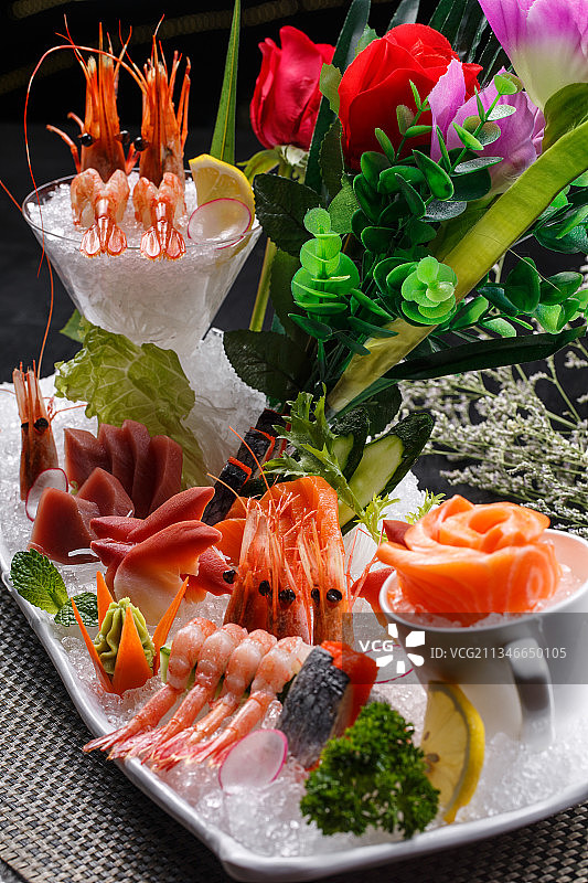 奢华丰盛的豪华刺身拼盘摆放在餐垫上图片素材
