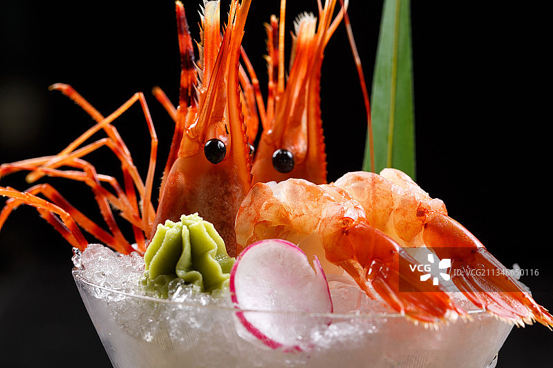 装满碎冰的高脚杯摆放的两只北极甜虾刺身图片素材
