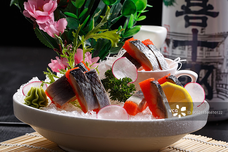 西鳞鱼刺身摆放在寿司帘上图片素材