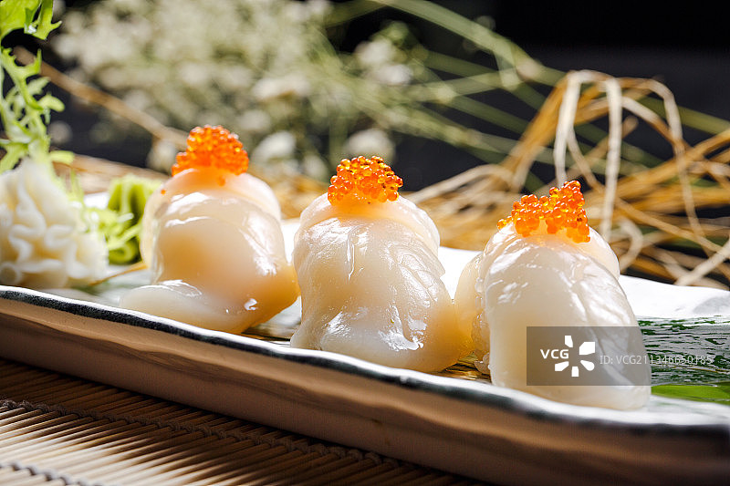 鲜带子手握寿司摆放在草垫上图片素材