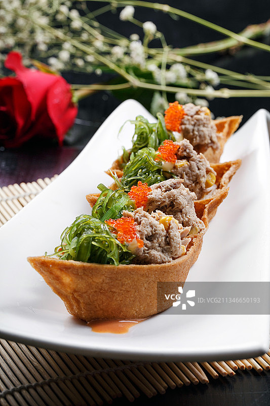 黄金船脆皮寿司摆放在寿司帘上图片素材