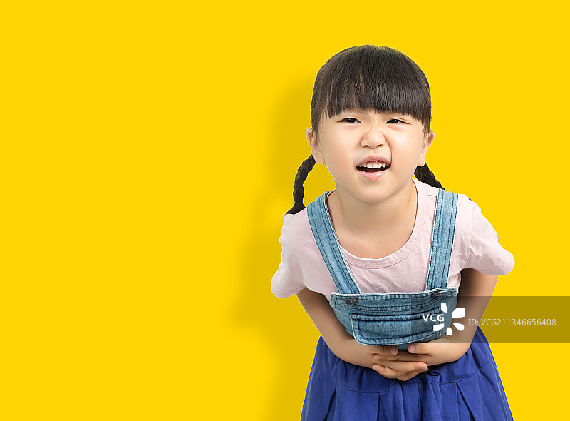 纯色背景前可爱的小女孩图片素材