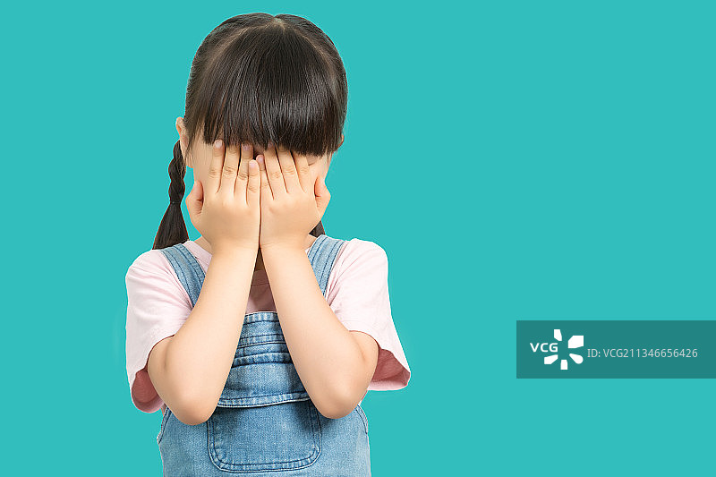 小女孩掩面哭泣图片素材