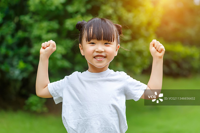可爱小女孩举着拳头加油的动作图片素材