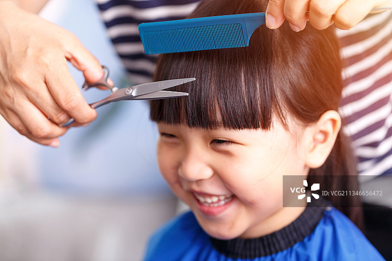 剪头发的小女孩图片素材