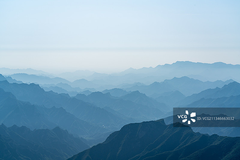 高视角远方的山脉山峦图片素材