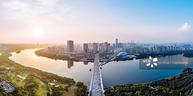 中国辽宁沈阳盛京剧院和浑河沿岸城市建筑航拍黄昏风光图片素材