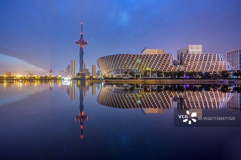 江苏盐城聚龙湖公园与电视塔图片素材