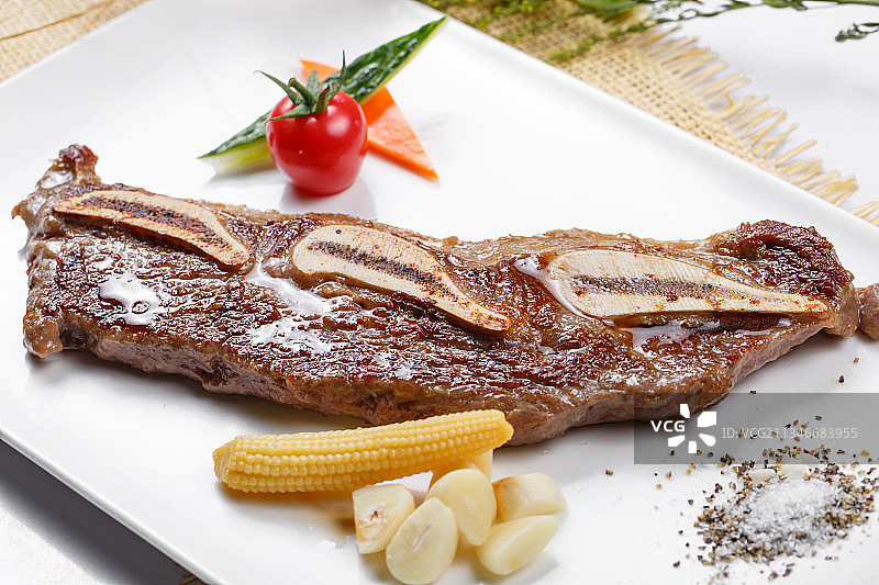 日式铁板带骨小牛排图片素材