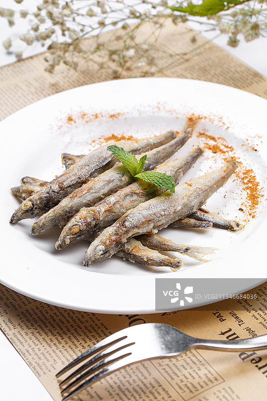 日式铁板煎椒盐多春鱼图片素材