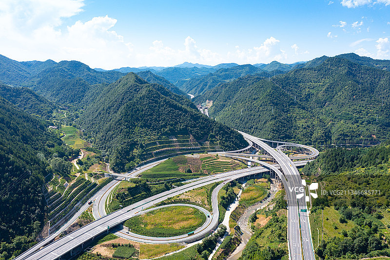 大山里的高速路高架桥图片素材