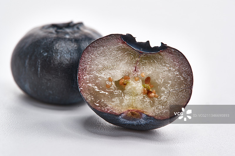 白色背景上摆放的水润新鲜蓝莓果图片素材