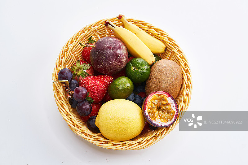 白金色背景上摆放的新鲜水果篮图片素材