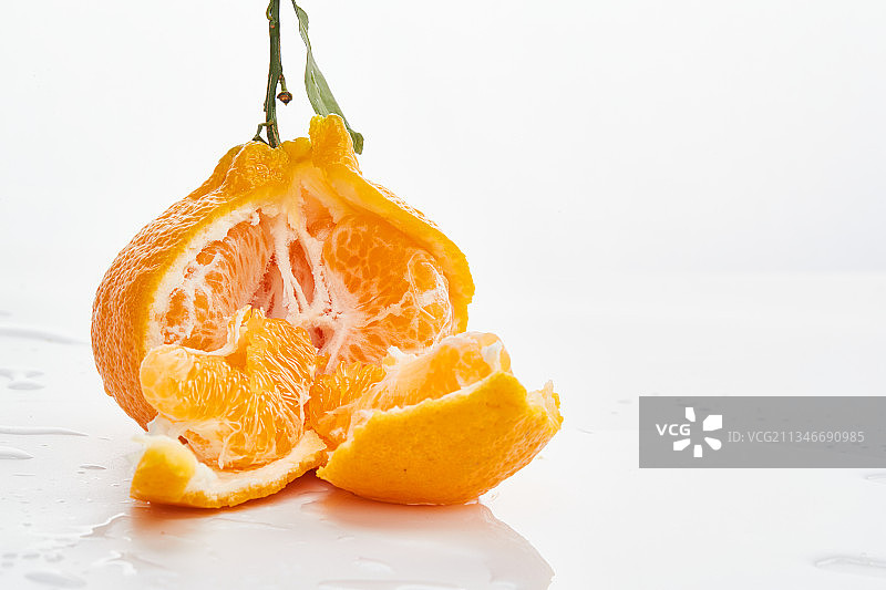 白色背景上摆放的新鲜丑橘图片素材