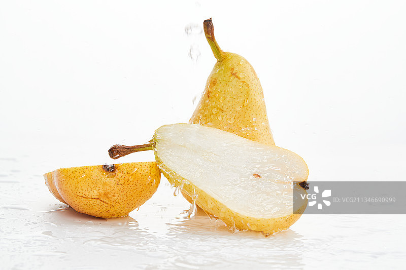 白色背景上摆放的新鲜水嫩香梨图片素材
