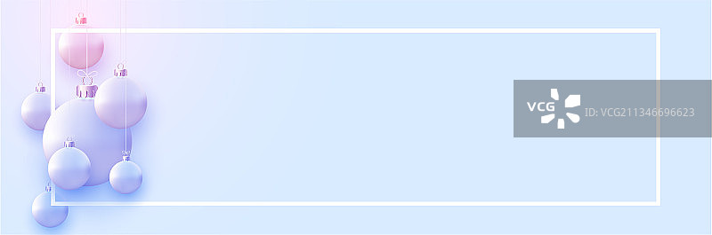 悬挂在细线上的哑光浅蓝色圣诞球图片素材