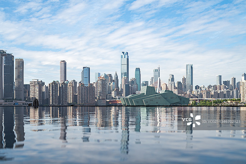 重庆市南岸区长嘉汇弹子石老街水池倒影图片素材