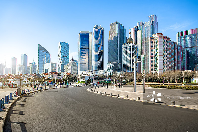 道路地面和金融区建筑图片素材